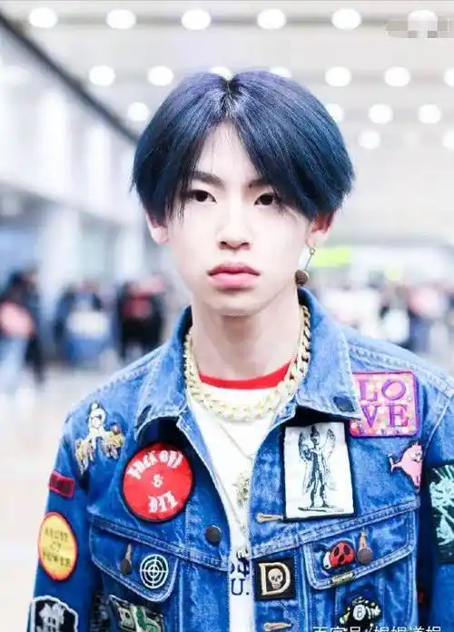 小鬼王琳凯又来了!穿牛仔私服玩转炫酷风,不愧是嘻哈界小王子!