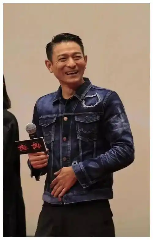 57岁刘德华终于老了笑起来满脸褶却反被裤子抢镜