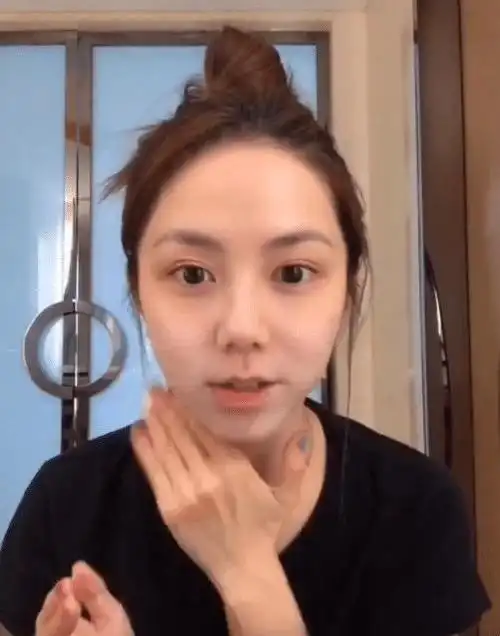 看惯了浓妆艳抹的邓紫棋,忽然觉得她不化妆的样子比化妆还好看.