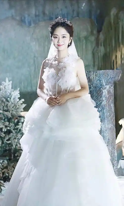 圆脸女星谭松韵的婚纱造型还是挺罕见的,偏小清新风多一些,上半身花瓣