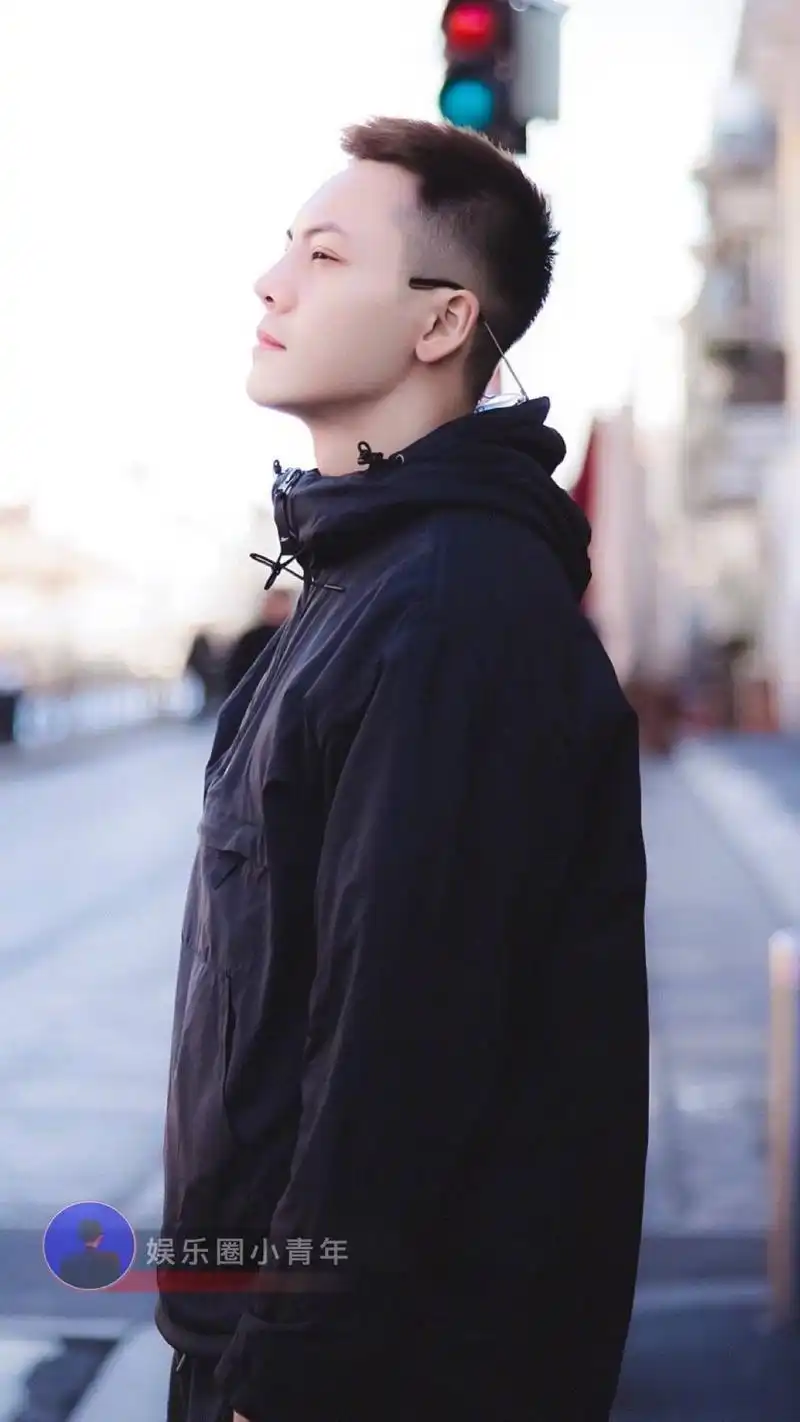 陈伟霆光影侧脸 越是这种朦胧质感,越能凸显陈伟霆五官的精致漂亮,他