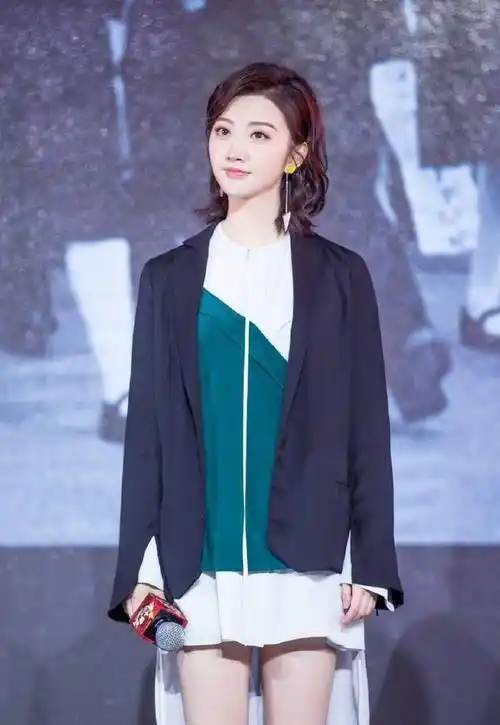 景甜出席活动不慎肩带滑落!