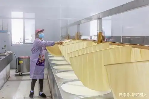 图为豆腐皮蒸煮车间全貌,蒸汽弥漫,豆浆香味扑鼻.