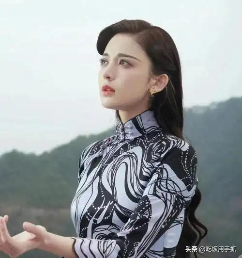 古力娜扎国民旗袍装显示自己完美身材曲线