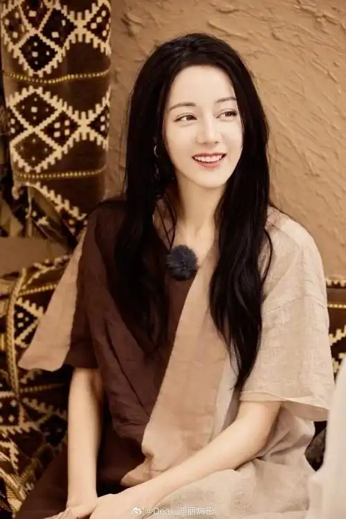 中国女星迪丽热巴一向以亮眼的外貌和甜美深邃的五官闻名,每次登上