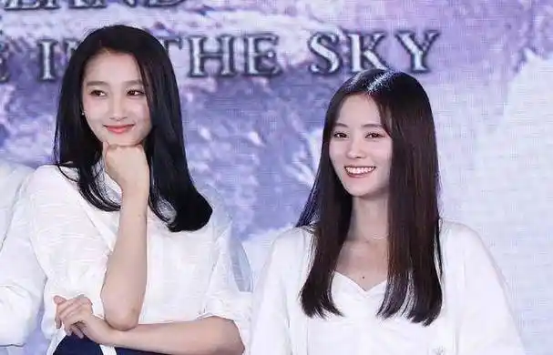 关晓彤真的好适合跟别人合影, 同框竟然艳压了章子怡, 输得很彻底