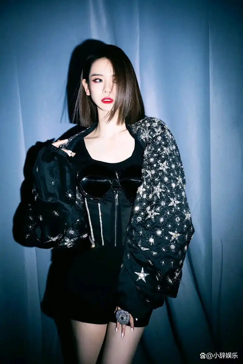 时尚辣妈戚薇,满屏的高冷感