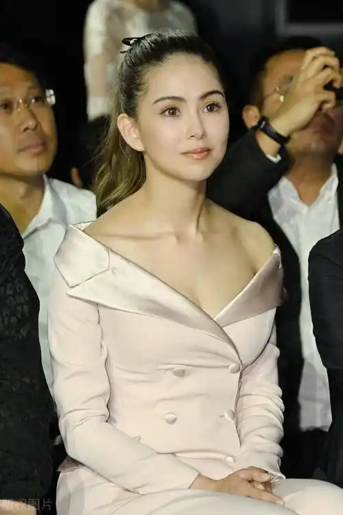 昆凌这身材,这才是尤物啊!