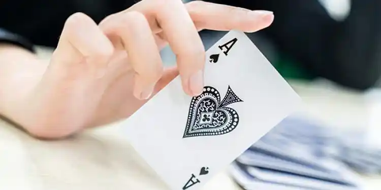 戴透视隐形眼镜用"魔术扑克牌""诈金花",两人因诈赌进牢房