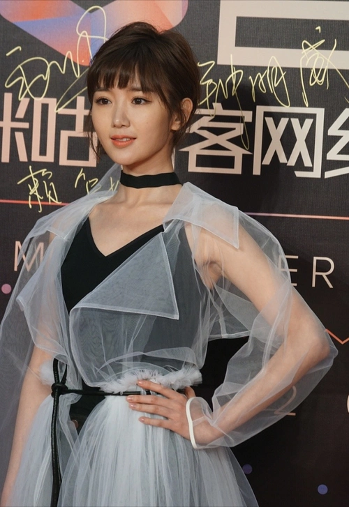 毛晓彤长着一张甜姐脸穿衣却挺霸道的薄纱都显得气场十足