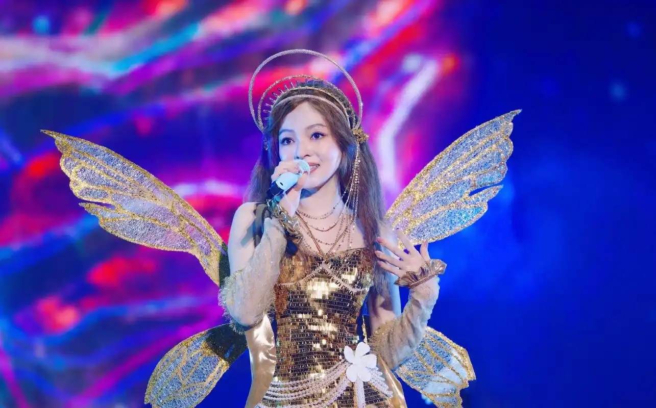 舞动的金色精灵,张韶涵这造型绝了,一定要给造型师加鸡腿