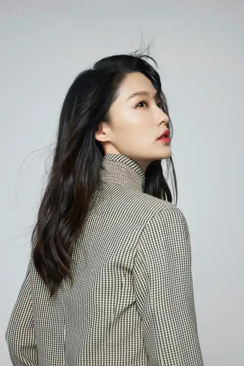 18日,李沁晒出秋日写真大片,照片中,李沁身穿格纹套装搭配随性披肩发