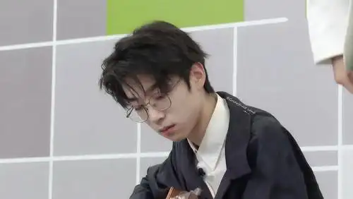 弹吉他的张嘉元yyds果然专业最蛊人