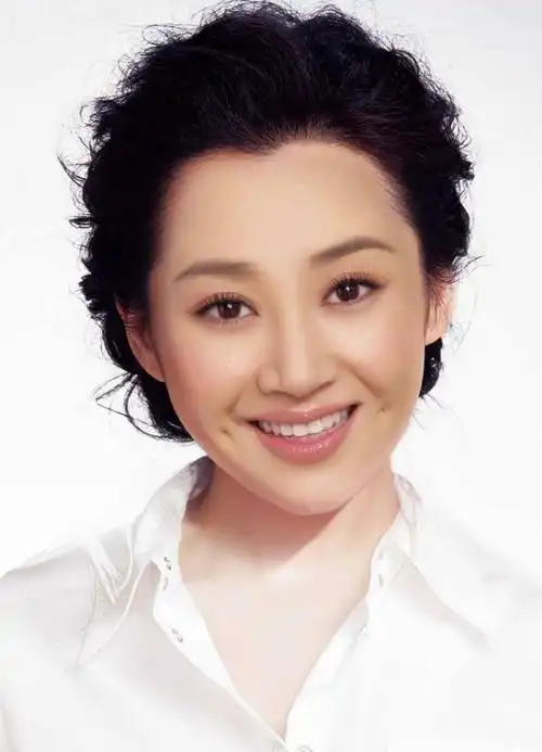 许晴在我们小的时候,就经常听老一辈的人说,笑起来自带酒窝的女人是上