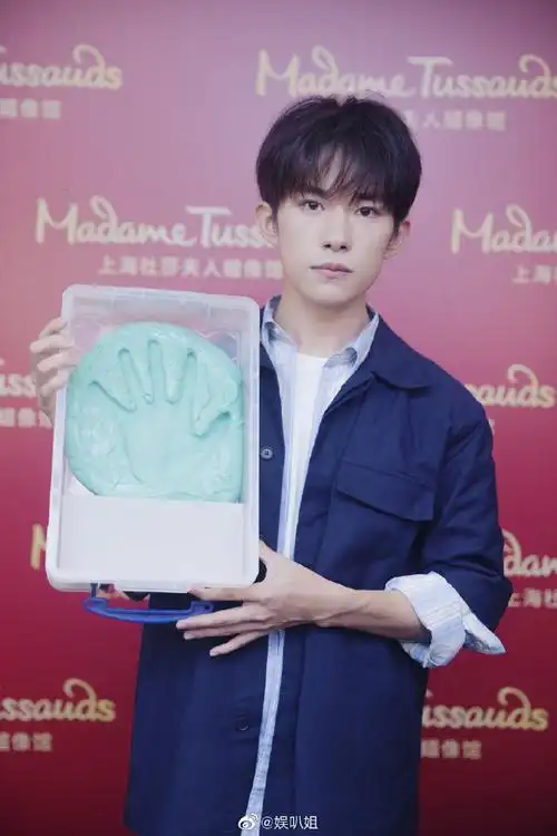 易烊千玺第二座蜡像# 恭喜刘北山正式出道[. 来自娱叭姐 - 微博