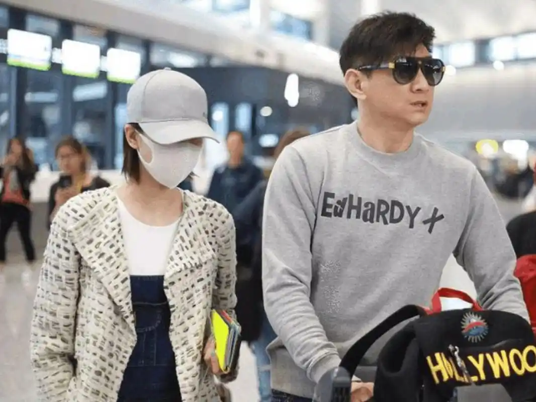 刘诗诗和陈妍希的机场穿搭展现了各自独特的时尚品味.