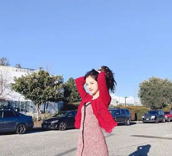 原创金智秀晒旅游库存照穿粗呢连衣裙配大红色外套阳光下明艳动人