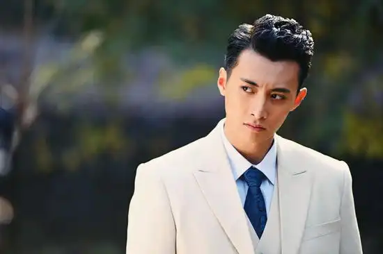 萧浩冉(饰赵东初)