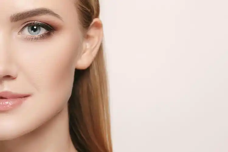 女性面部的美丽及脸上白色完美和干净的皮肤