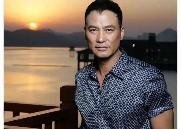 任达华:43年演艺零绯闻,为爱丁克,50岁喜极而泣得子