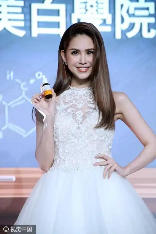 美cry 昆凌出席代言仙气冲天 穿纱裙似白天鹅