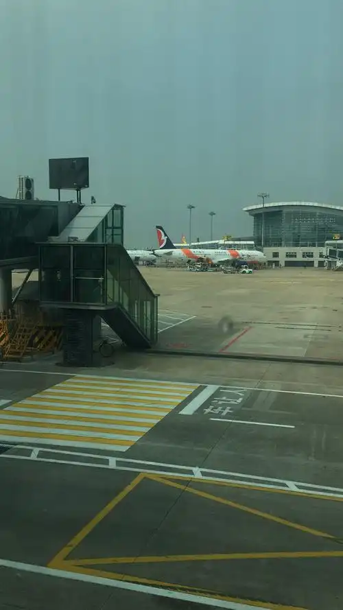 一个小时五十分钟后到达杭州萧山机场