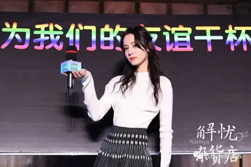 迪丽热巴董子健在面对"阿杰大哥"的关键词时调侃道,小波和彤彤的大哥