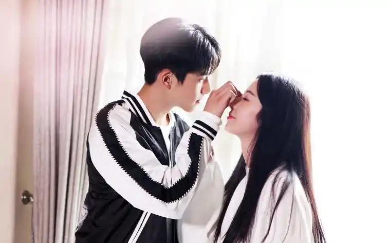 【网剧】《我与你的光年距离》ep09 宋威龙x周雨彤 口嫌体正直