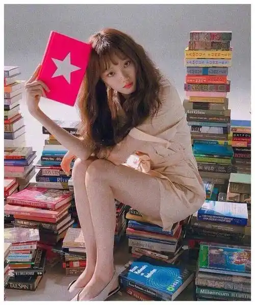 原创李圣经的腿已让人酸死了还穿裸色鞋前面切一半亮了