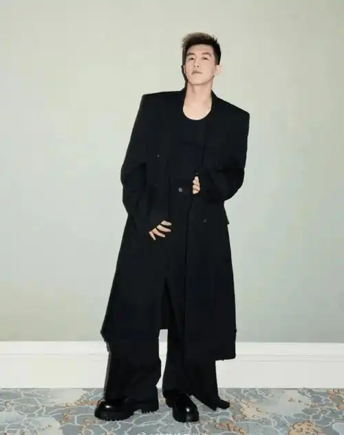 前继伟后艾伦!受邀参加巴黎世家大秀还拍时尚大片