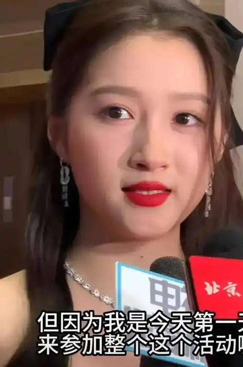 关晓彤的情况:身穿红色晚礼服,脸胖,关系火辣_鹿晗_支持_自律