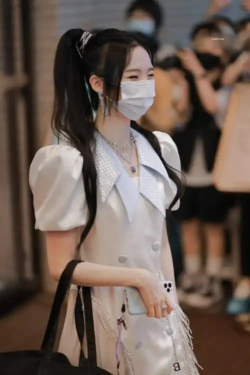 8.17双马尾上班照!