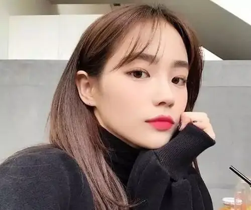 女生超薄的刘海造型,中分薄刘海兼具了空气刘海的清爽,两边若有似无的