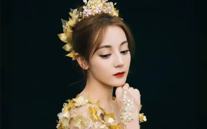 迪丽热巴金色礼服合集