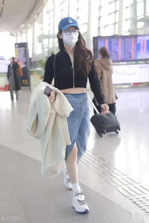 苗苗身穿黑色拉链运动卫衣 牛仔半裙 运动鞋活力青春|苗苗(演员)_网易