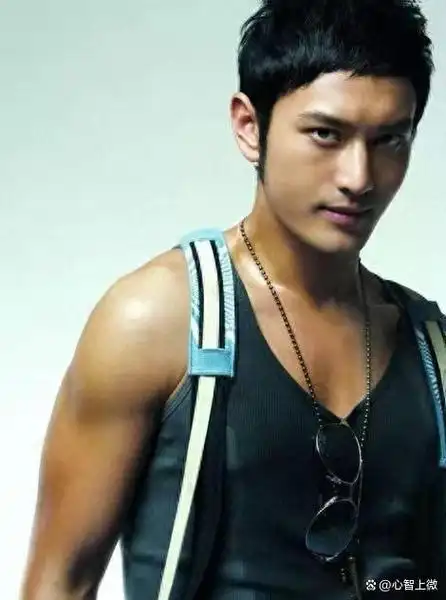 黄晓明作为近来最红的中年男明星之一,引起了公众的广泛关注.