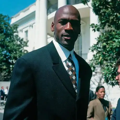 如果说球场上的乔丹迷倒了无数男生,那么场下西装革履的乔丹