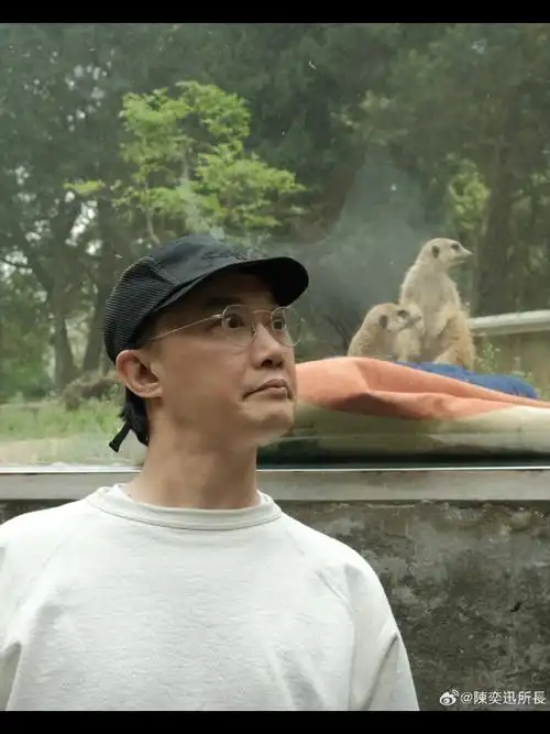 陈奕迅给大家拜个早年#好幼稚好可爱每一张都模仿到了精髓