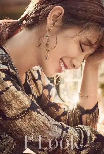 朴信惠最新写真出炉散发成熟美