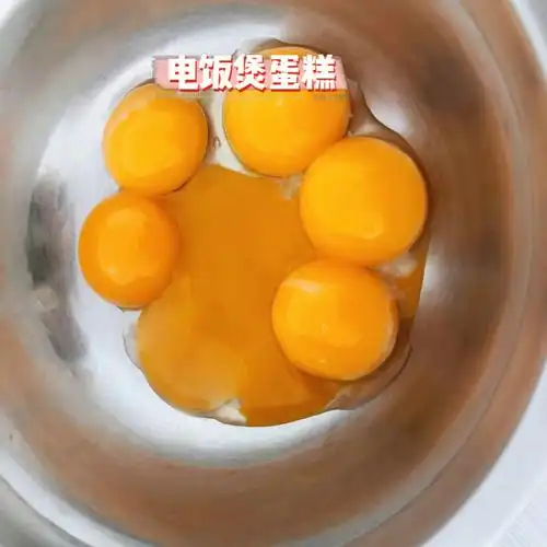 6个鸡蛋,50g花生油,40g糖,3g醋,80g牛奶,110g蛋糕粉93关键步骤:1