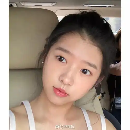 何蓝逗和张子枫两个不到20岁的女明星都开始比年龄了