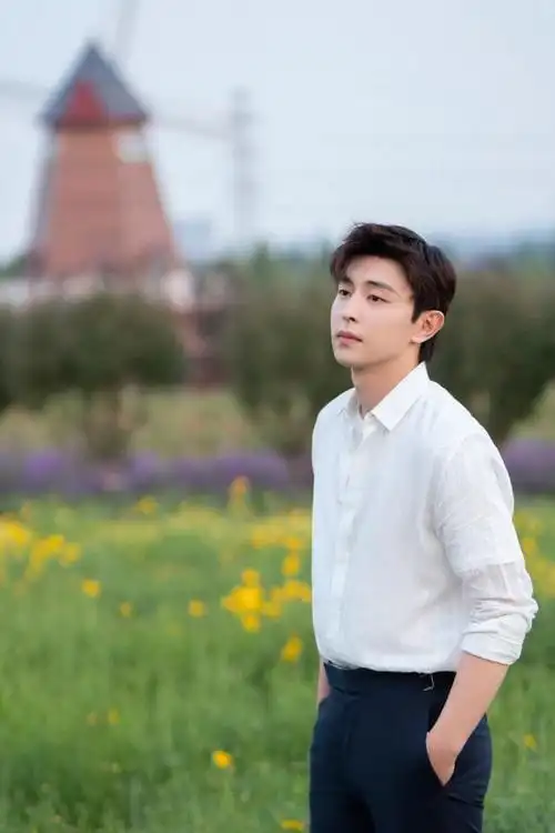 210512邓伦回石家庄参加品牌活动首次体验喂奶牛并取名简简