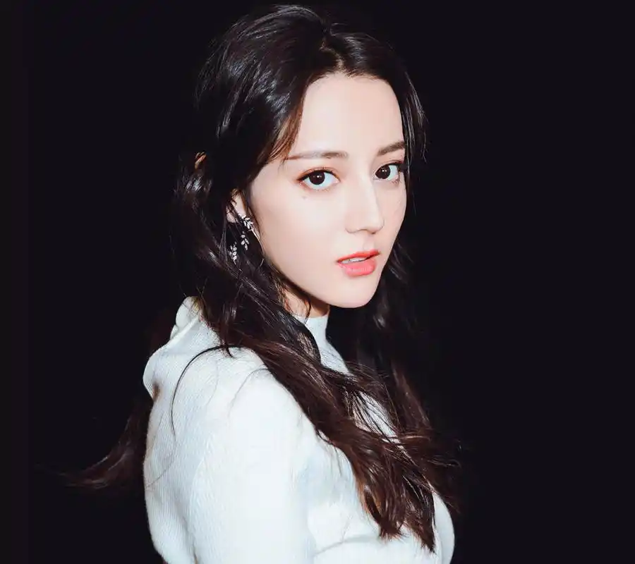 迪丽热巴:年轻貌美,青春靓丽,花朵一样娇艳.