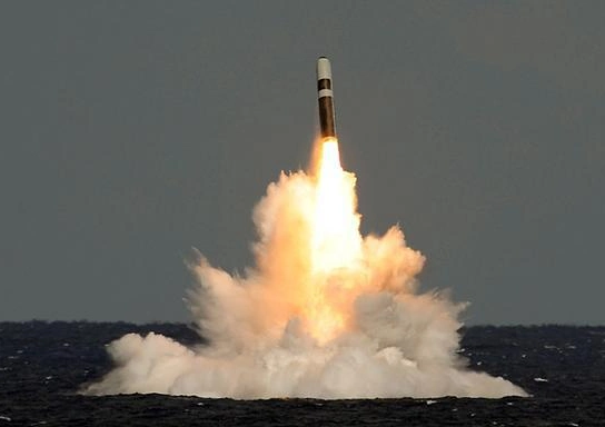 巨浪-1潜射弹道导弹是一种使用固体燃料的弹道导弹