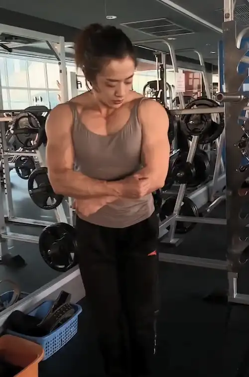 美女金刚芭比上身举手胸肌亮了网友还能做回女人