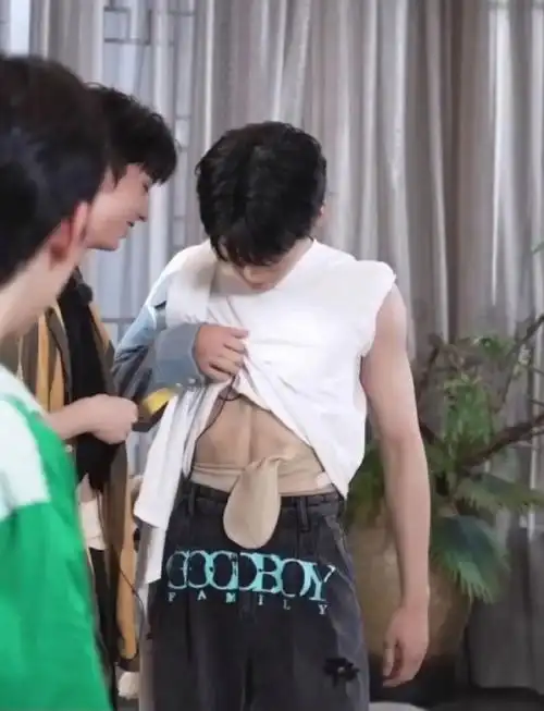 爱盆你们两个好挺啊腹肌给我躺躺