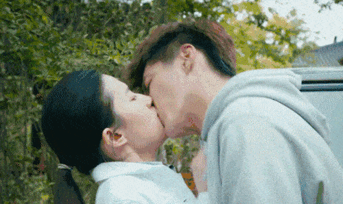 明星怎么拍吻戏?热巴用银行卡,杨颖保鲜膜,关晓彤最厉害!