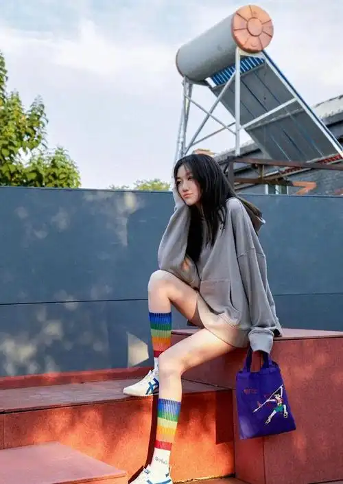 胡静很懂打扮,用"下衣失踪"法优化身材比例,44岁的腿又细又直|短裙