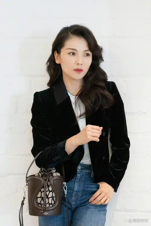 刘涛作为京圈贵妇,自然也喜欢价值不菲的包包.