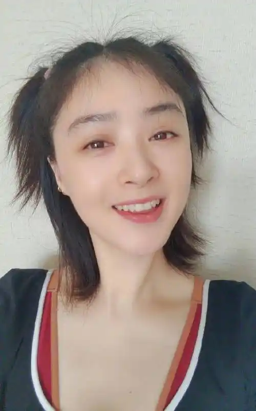 蒋欣首先po出的是自己扎半双马尾的照片,近乎素颜的欣欣子顶着这个